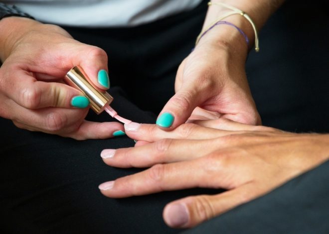 Jak kształt paznokci wyszczupla palce?